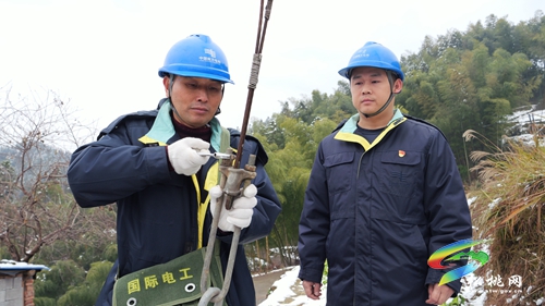 松桃供電局：踏雪巡線保供電