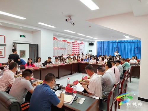 松桃舉行“我為育才社區(qū)發(fā)展獻(xiàn)良策”大學(xué)生座談會(huì)