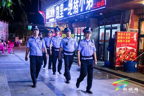 【百日行動(dòng)】當(dāng)好“守夜人”！松桃公安開(kāi)展夏夜治安巡查宣防行動(dòng)