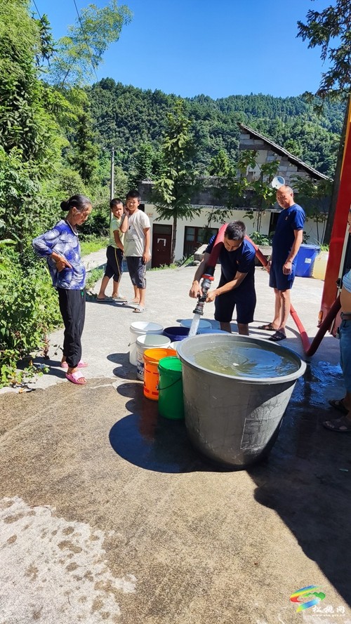 孟溪鎮(zhèn)：酷暑炎熱用水急，消防送水解民憂