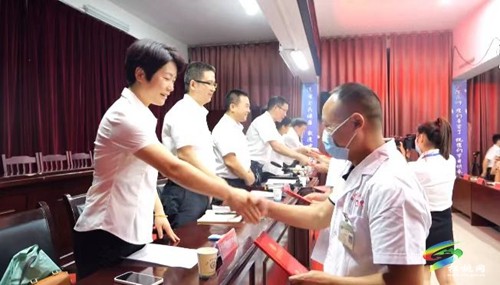松桃人民醫(yī)院召開第五個(gè)“8.19”中國(guó)醫(yī)師節(jié)表彰大會(huì)