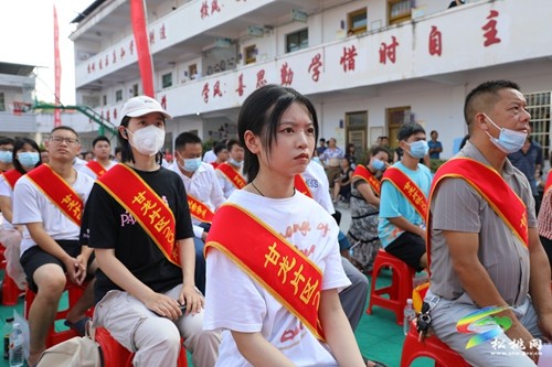 甘龍片區(qū)舉行第八屆“金秋助學(xué)”活動
