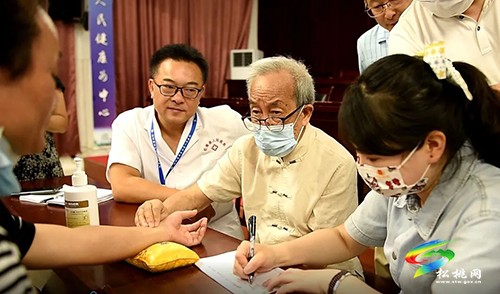 松桃舉辦“醫(yī)”心向黨·服務苗鄉(xiāng)群眾大型義診活動