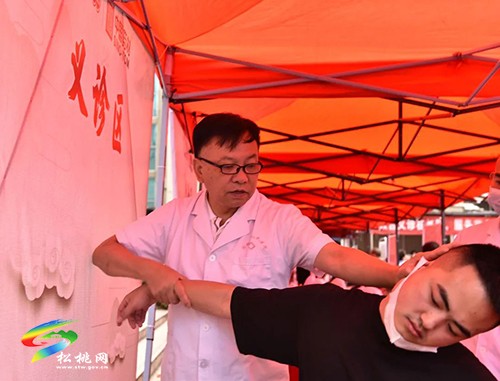 松桃舉辦“醫(yī)”心向黨·服務苗鄉(xiāng)群眾大型義診活動