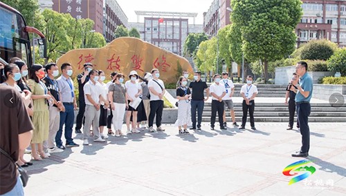 市東西部協(xié)作助推鄉(xiāng)村振興工作能力提升專題培訓(xùn)班到松桃職校參觀