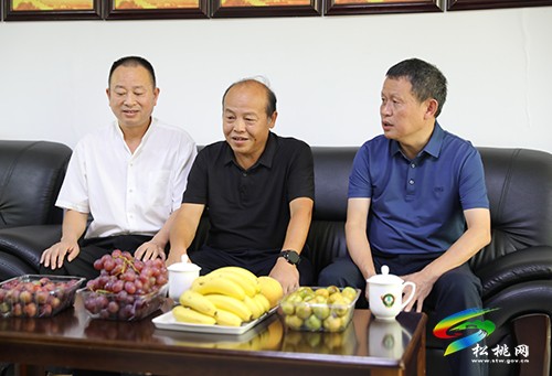 龍群躍開展教師節(jié)慰問(wèn)活動(dòng)