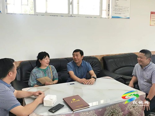 縣人大常委會班子開展教師節(jié)走訪慰問