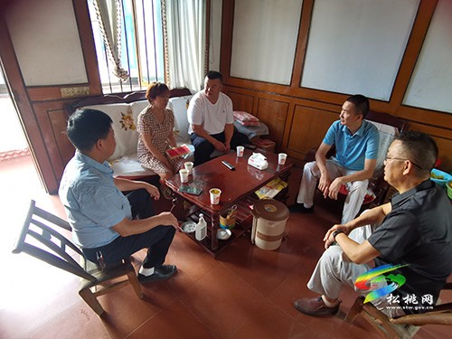 縣人大常委會班子開展教師節(jié)走訪慰問