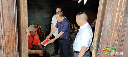 縣人大常委會班子開展教師節(jié)走訪慰問