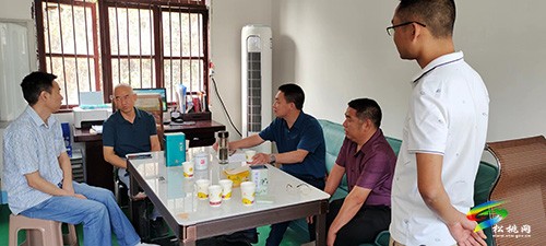 縣人大常委會班子開展教師節(jié)走訪慰問