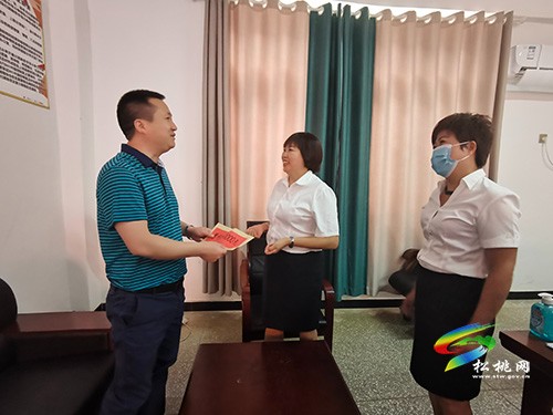 縣人大常委會班子開展教師節(jié)走訪慰問