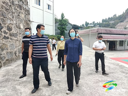 廖東梅到縣第三幼兒園、冷水溪鎮(zhèn)完小督導(dǎo)疫情防控工作