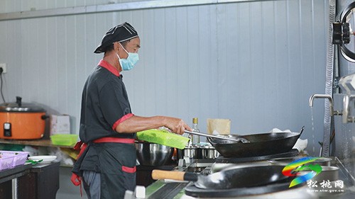 【和諧幸福新松桃】大路鎮(zhèn)：暖心餐廳 托起幸?！跋﹃柤t”