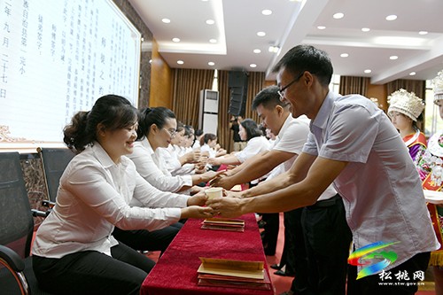 松桃第一完小39名青年教師現場“行禮拜師”
