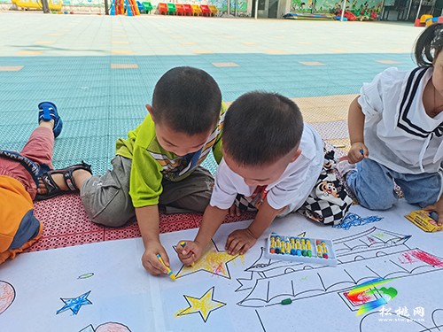 寨英鎮(zhèn)上寨幼兒園開(kāi)展“迎國(guó)慶百米繪畫(huà)”活動(dòng)