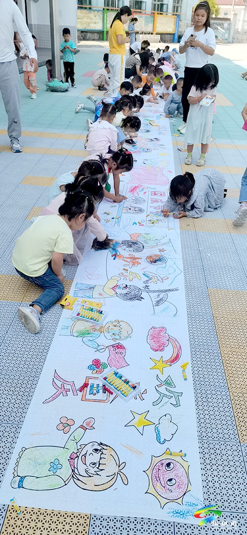 寨英鎮(zhèn)上寨幼兒園開(kāi)展“迎國(guó)慶百米繪畫(huà)”活動(dòng)