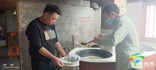 寨英鎮(zhèn)：蜂蜜喜豐收 蜂農(nóng)采收忙