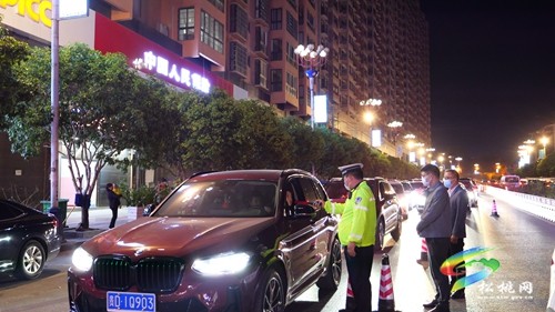 松桃紀(jì)委交警聯(lián)合執(zhí)紀(jì)執(zhí)法確保黨的二十大召開期間道路交通安全