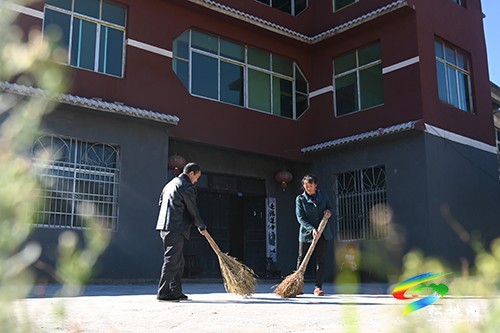 麻明春：十年，用勤勞的雙手供出三個大學(xué)生