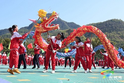 二十大時(shí)光：松桃 “非遺滾龍”舞起來(lái)