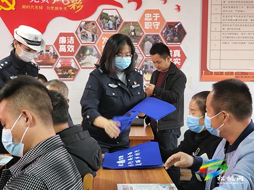 市公安交通管理局聯(lián)合松桃公安交警開展“美麗鄉(xiāng)村行”主題宣傳活動