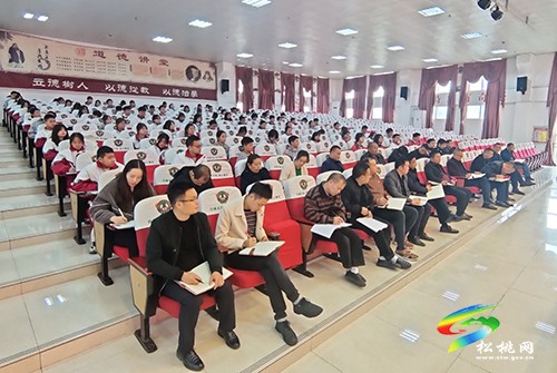 龍群躍到松桃民族中學(xué)宣講黨的二十大精神暨講授思想政治理論課