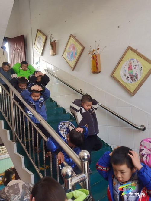 孟溪幼兒園開展防震應(yīng)急疏散演練