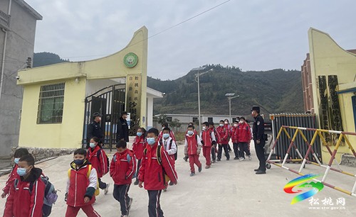 松桃公安持續(xù)開展“護學(xué)崗”行動，守護平安上學(xué)路