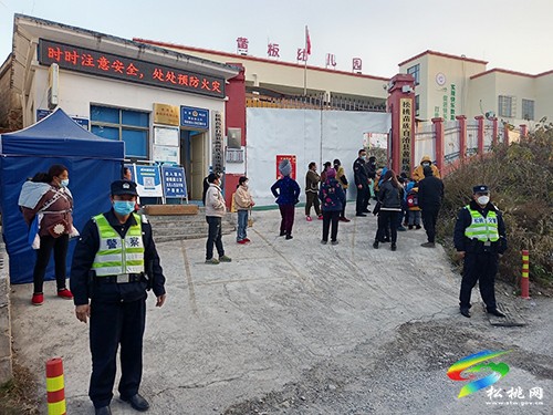 松桃公安持續(xù)開展“護學(xué)崗”行動，守護平安上學(xué)路