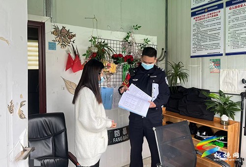 松桃公安持續(xù)開展“護學(xué)崗”行動，守護平安上學(xué)路