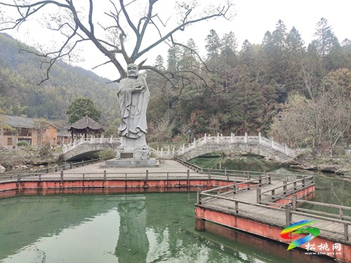 松桃：“1+1”宣講隊走進桃花源景區(qū)