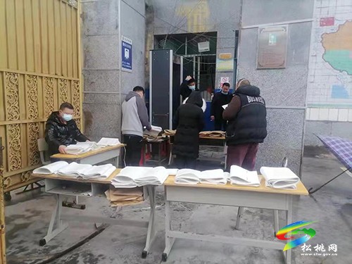 松桃第三高級中學為居家學生派送復習資料