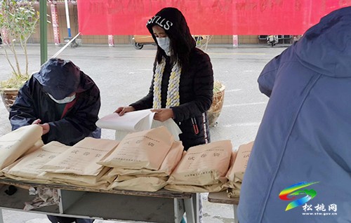 松桃第三高級中學為居家學生派送復習資料