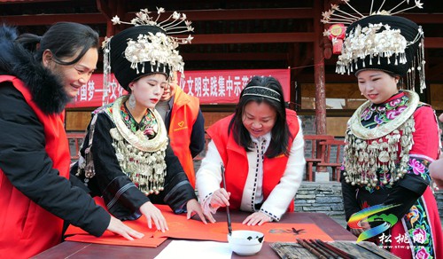新時(shí)代文明實(shí)踐|松桃：文化下鄉(xiāng)送溫暖 文明實(shí)踐聚人心