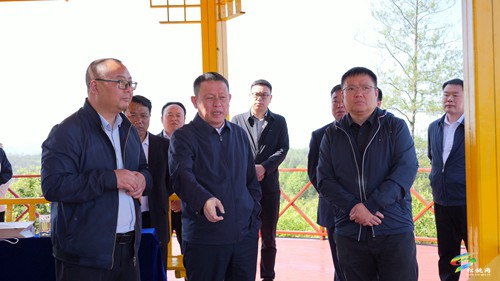 龍群躍帶隊(duì)調(diào)研村級(jí)集體經(jīng)濟(jì)發(fā)展及“組團(tuán)式”幫扶工作