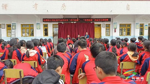 “孝行松桃”專題講座推動經(jīng)典教育校園化