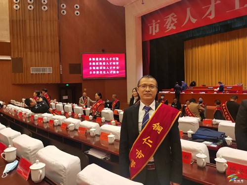 此心安處是吾鄉(xiāng)??醫(yī)者擔(dān)當(dāng)踐初心 ——記市第三次黨代會代表、市管專家、松桃縣民族中醫(yī)院黨委委員、副院長??楊安軍