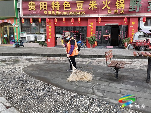 【節(jié)日我在崗】環(huán)衛(wèi)工作者堅守崗位  營造靚麗城市環(huán)境