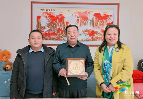 縣委統(tǒng)戰(zhàn)部開(kāi)展春節(jié)走訪慰問(wèn)活動(dòng)