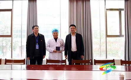 周強(qiáng)到縣人民醫(yī)院走訪慰問(wèn)銅仁市“優(yōu)才卡”獲得者