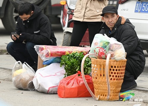 長興堡鎮(zhèn)：趕鄉(xiāng)場備年貨?鄉(xiāng)間集市年味濃