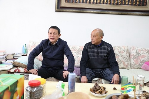 松桃四家班子在松領(lǐng)導(dǎo)集中走訪慰問駐松部隊及離退休老干部