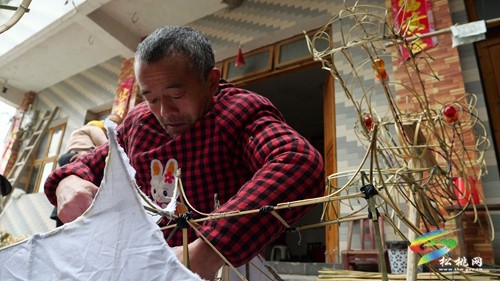 松桃:根根竹條編扎滾龍，非遺文化齊賀新春