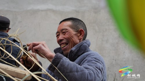 松桃:根根竹條編扎滾龍，非遺文化齊賀新春
