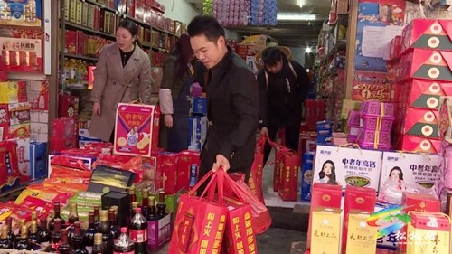 正月初二 市民挑禮盒、喜拜年