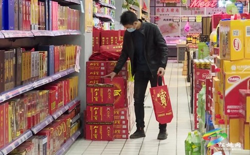 正月初二 市民挑禮盒、喜拜年