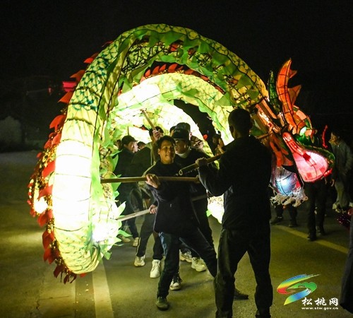 松桃：非遺滾龍鬧新春?熱熱鬧鬧賀新歲