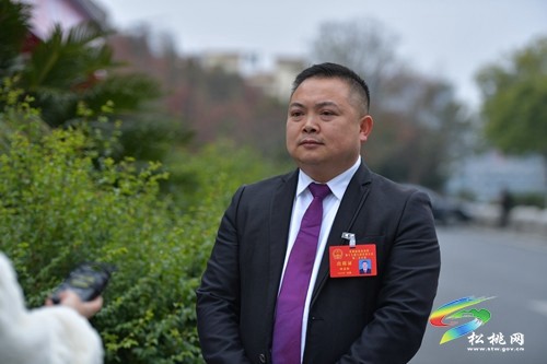 縣十七屆人大二次會(huì)議進(jìn)行分組討論