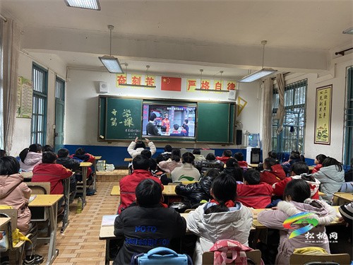 普覺鎮(zhèn)大同完小組織學(xué)生觀看2023年春季法治教育“開學(xué)第一課”直播活動