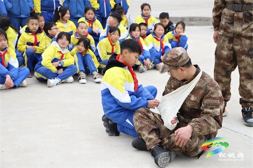 松桃第七完?。洪_學(xué)第一周  軍營文化進校園